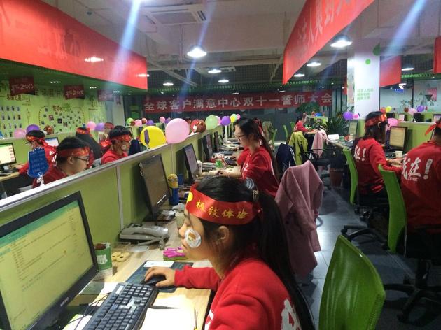 盡管銷(xiāo)量穩(wěn)坐第一，但三只松鼠的“雙十一”卻并不掙錢(qián)，不過(guò)鼠老爹的經(jīng)濟(jì)賬卻并不虧本。